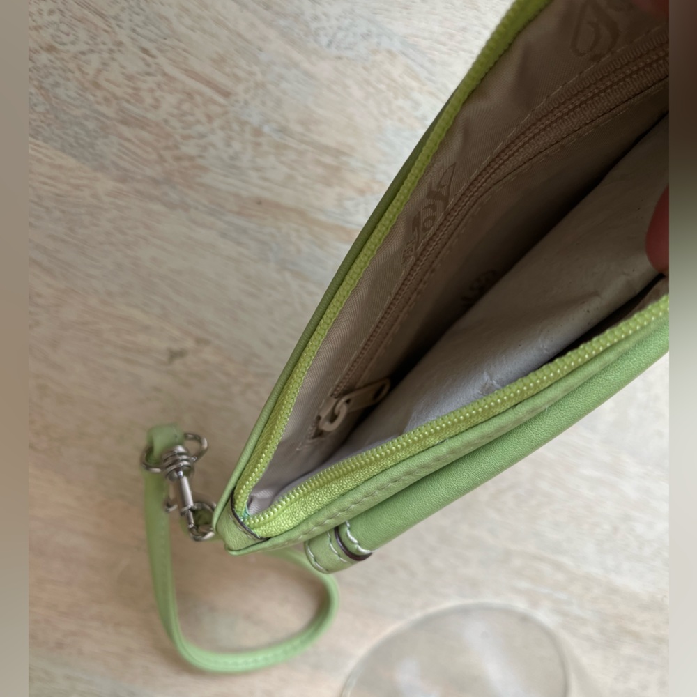 FOSSIL leather wristlet, green leather womens wristlet, Never used - Picture 4 of 5
